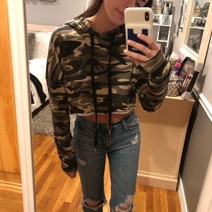 Camo cropped hoodie